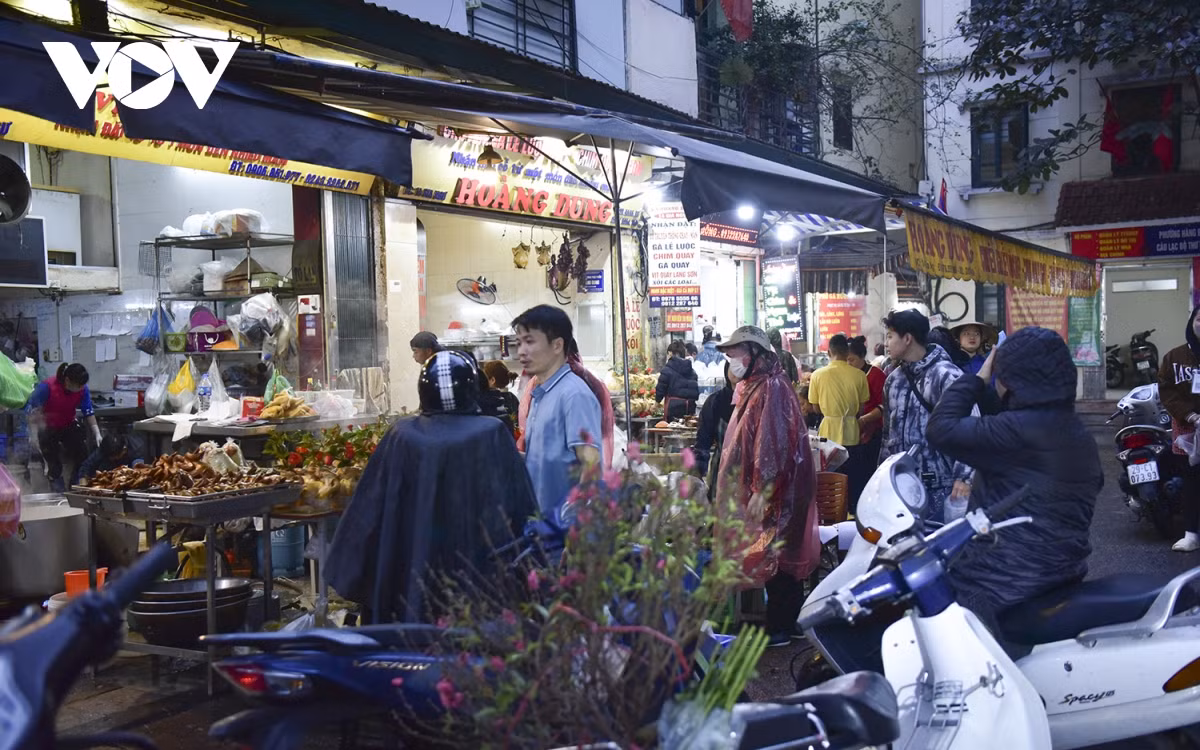 Mặc dù hôm nay chưa phải là ngày 23 tháng Chạp nhưng nhiều gia đình chọn cúng ông Công ông Táo trước một vài ngày.