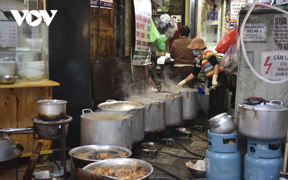 Khu vực sầm uất nhất ở chợ Hàng Bè trong dịp này là các cửa hàng bán đồ lễ xôi, gà. Các cửa hàng này đã đỏ lửa chế biến gà cúng, xôi cúng từ sáng sớm để cho khách đặt hàng.