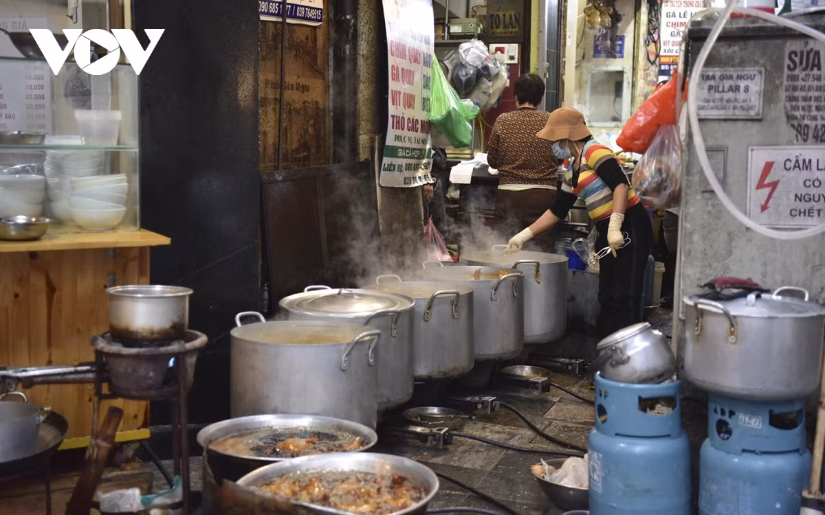 Khu vực sầm uất nhất ở chợ Hàng Bè trong dịp này là các cửa hàng bán đồ lễ xôi, gà. Các cửa hàng này đã đỏ lửa chế biến gà cúng, xôi cúng từ sáng sớm để cho khách đặt hàng.