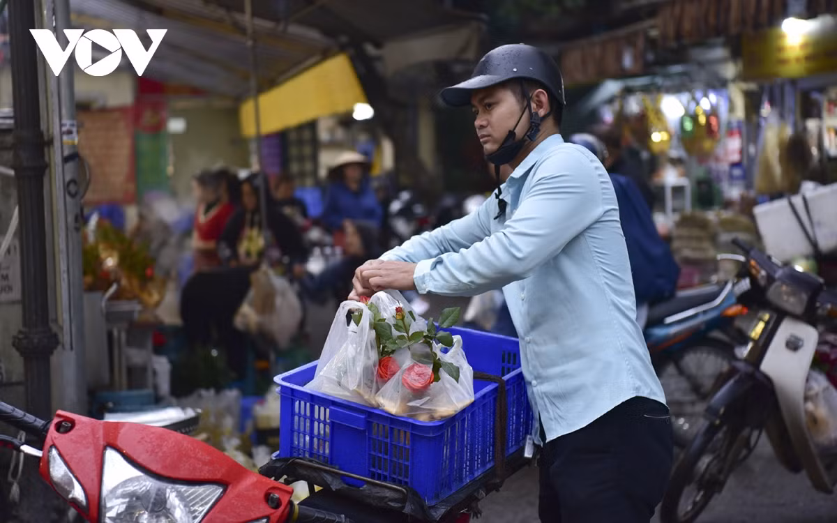 Anh Nguyễn Tấn Lộc chia sẻ: "Năm nào tôi cũng dậy sớm đi mua đồ tại chợ Hàng Bè về cúng. Dù giá thực phẩm tại đây đắt hơn rất nhiều so với những chợ khác nhưng đồ ở đây có sẵn rất ngon, chất lượng và đẹp mắt".