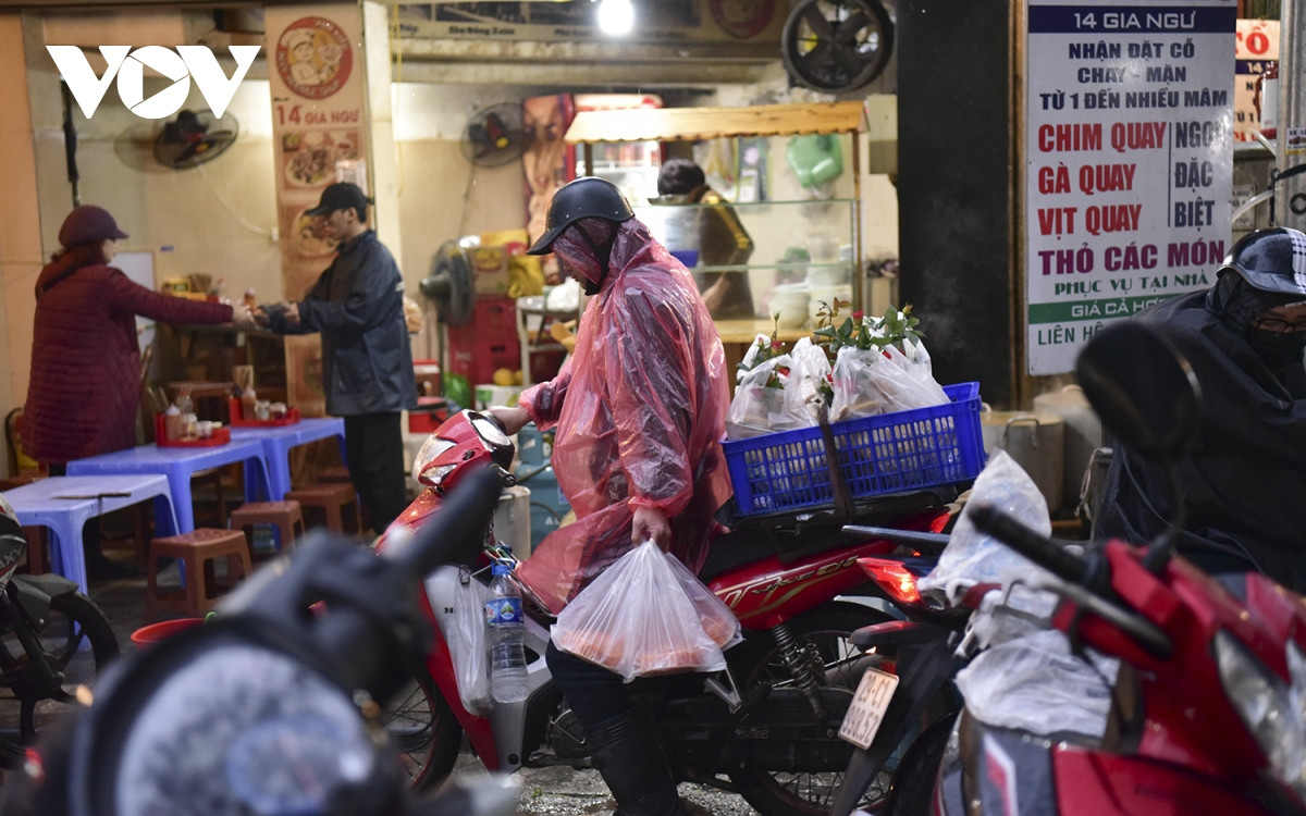 Nhân viên ship hàng làm việc hết công suất để đưa hàng sớm đến với khách.