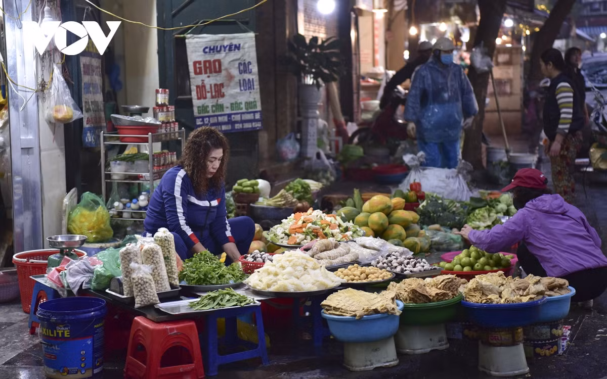 Ở khu chợ này không thiếu bất cứ món đồ gì. Từ hàng mặn đến hàng chay, phục vụ đầy đủ nhu cầu mua sắm của bà con.