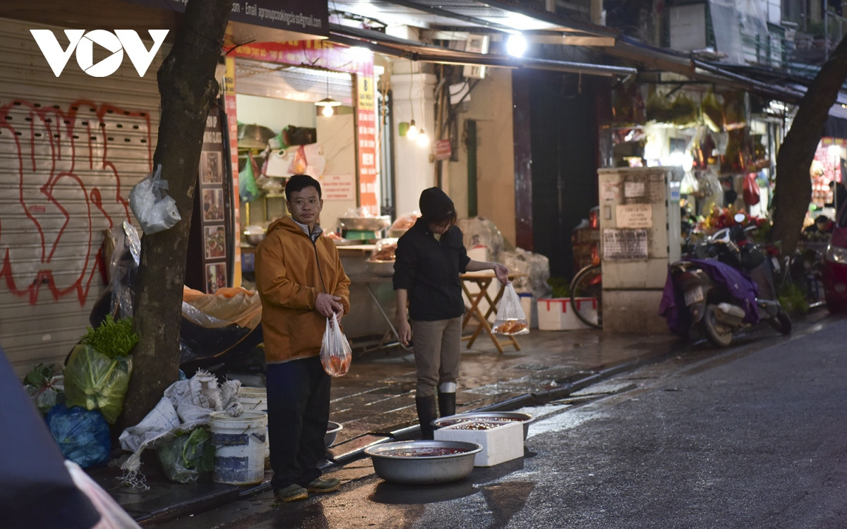 Nhiều người bán cá chép "chôn" chân trong rét, mời chào khách mua cá nhưng không mấy ai mặn mà.