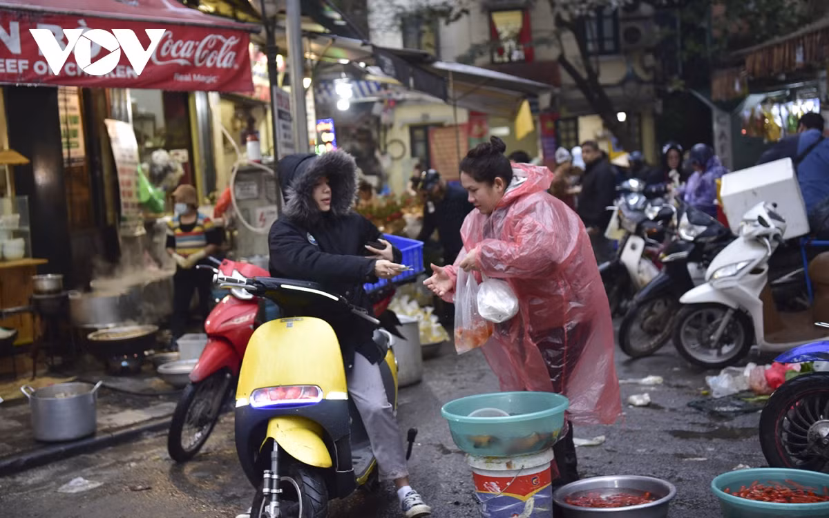 Tuy nhiên theo các tiểu thương kinh doanh cá, năm nay sức mua giảm, người dân ít mua cá thả ngày ông Công ông Táo.