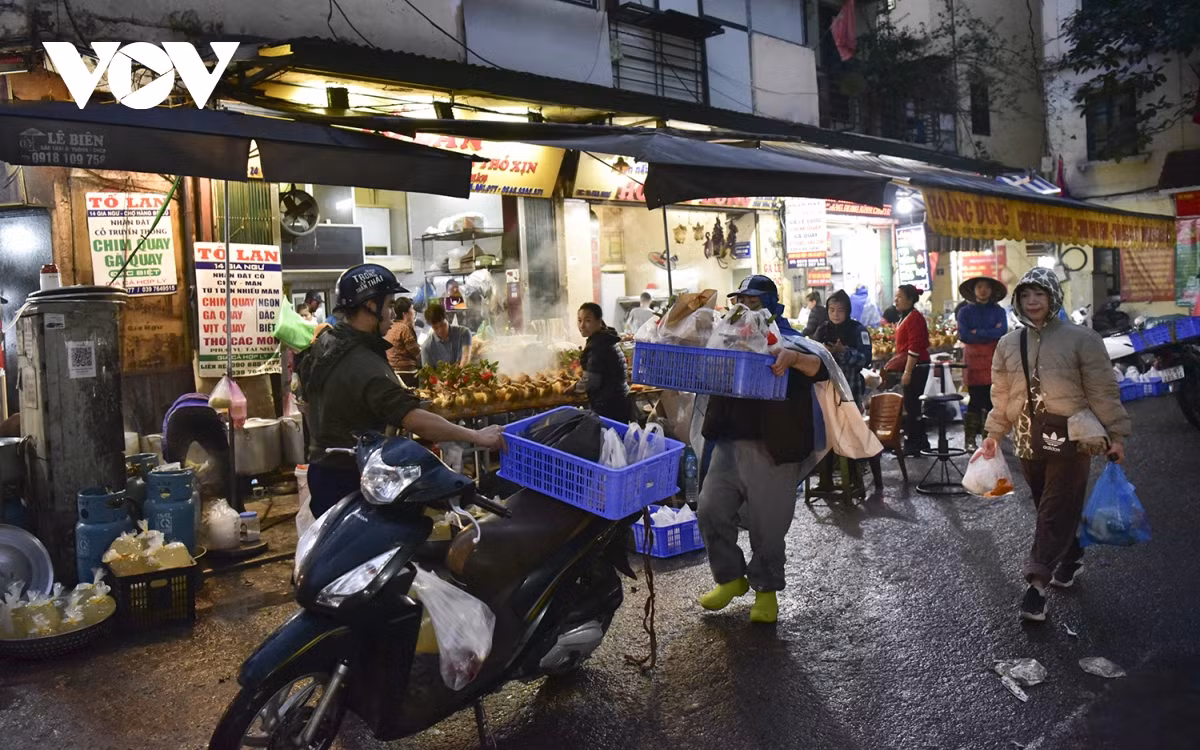 Người đến lấy hàng vào ra liên tục.