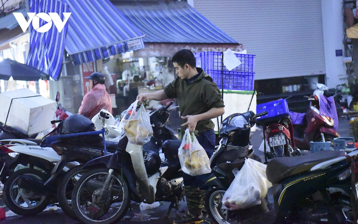 Ngay từ 6 giờ sáng, chợ Hàng Bè đã tấp nập. Mặt hàng bán chạy nhất trong ngày hôm nay là gà, xôi để bày mâm cúng ông Công, ông Táo