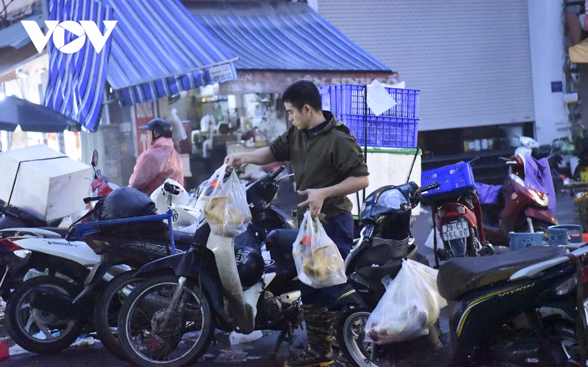 Ngay từ 6 giờ sáng, chợ Hàng Bè đã tấp nập. Mặt hàng bán chạy nhất trong ngày hôm nay là gà, xôi để bày mâm cúng ông Công, ông Táo