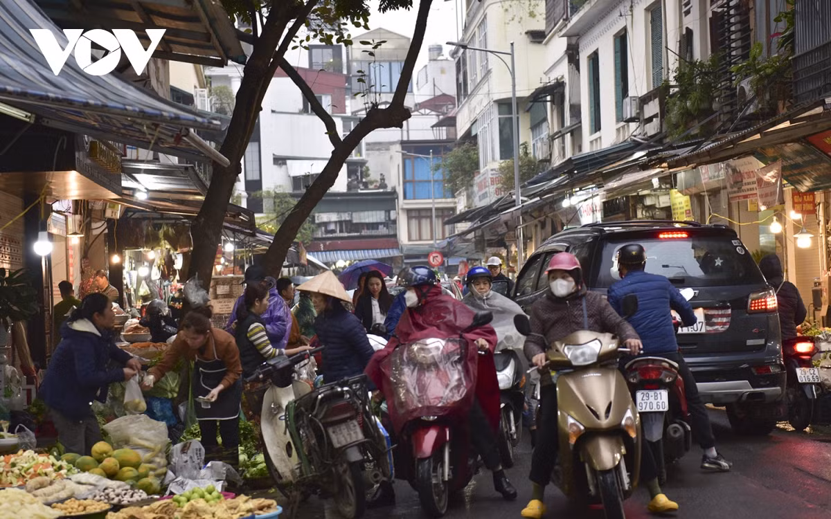 Lượng khách đến chợ Hàng Bè mua sắm đông đúc dịp cuối năm.