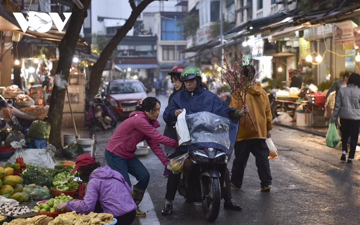 Ngay từ sáng sớm, người dân Hà Nội đã đổ về khu chợ nhà giàu (phố Gia Ngư, Hoàn Kiếm, Hà Nội) để mua sắm lễ.