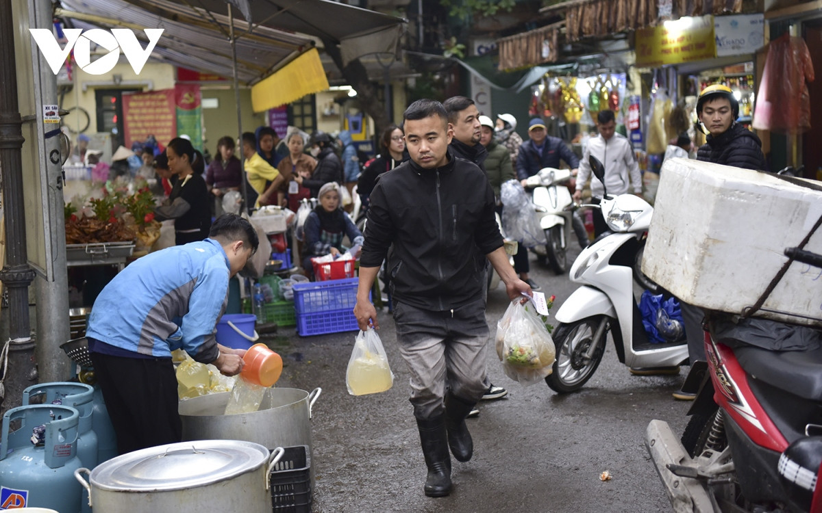 Nước dùng luộc gà cũng được khách đặt nhiều.