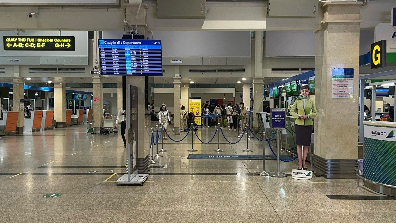 Quang cảnh vắng vẻ của sân bay Tân Sơn Nhất trong ngày 30 Tết.