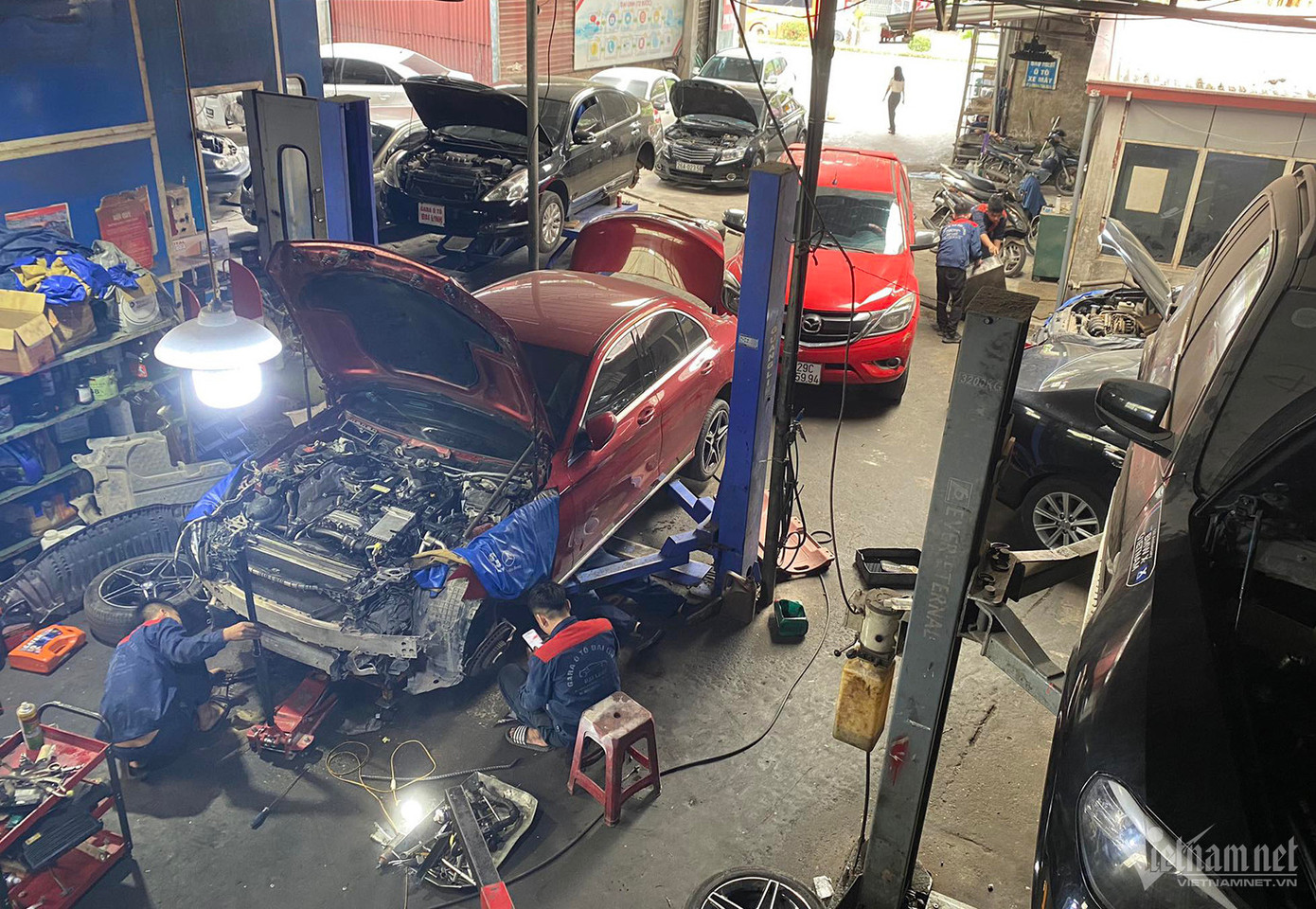 Gara của kỹ sư Lê Hồng Đại hoạt động hết công suất trong những ngày cuối năm. (Ảnh: Hoàng Hiệp) Gara của kỹ sư Lê Hồng Đại hoạt động hết công suất trong những ngày cuối năm. (Ảnh: Hoàng Hiệp)