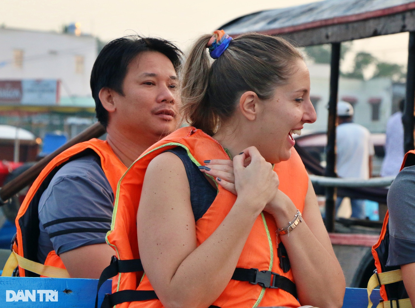 Bà Abigail (quốc tịch Mỹ) bất ngờ khi chứng kiến cảnh người dân thuần thục nêm nếm nước dùng, nấu bữa sáng trên xuồng rồi chạy dọc sông bán cho khách du lịch.
