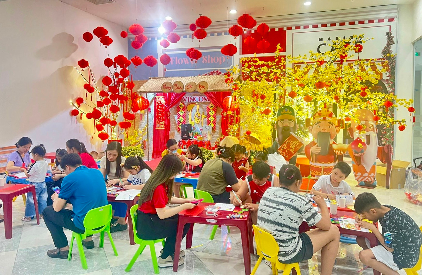 Không gian trải nghiệm sáng tạo hấp dẫn dịp Tết dành cho khách hàng tại TTTM Vincom. Không gian trải nghiệm sáng tạo hấp dẫn dịp Tết dành cho khách hàng tại TTTM Vincom.