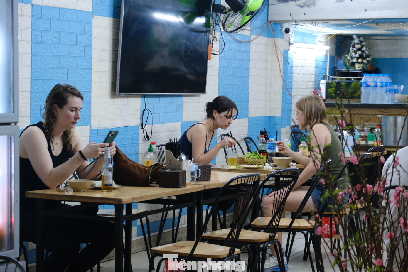 Vì nằm trong khu phố cổ, du khách tới Tạ Hiện đều dễ dàng tìm được các cửa hàng ăn uống có chất lượng khá. Đối với chị Alice từ Mỹ, 40.000 đồng cho một bát bún riêu là quá phải chăng.