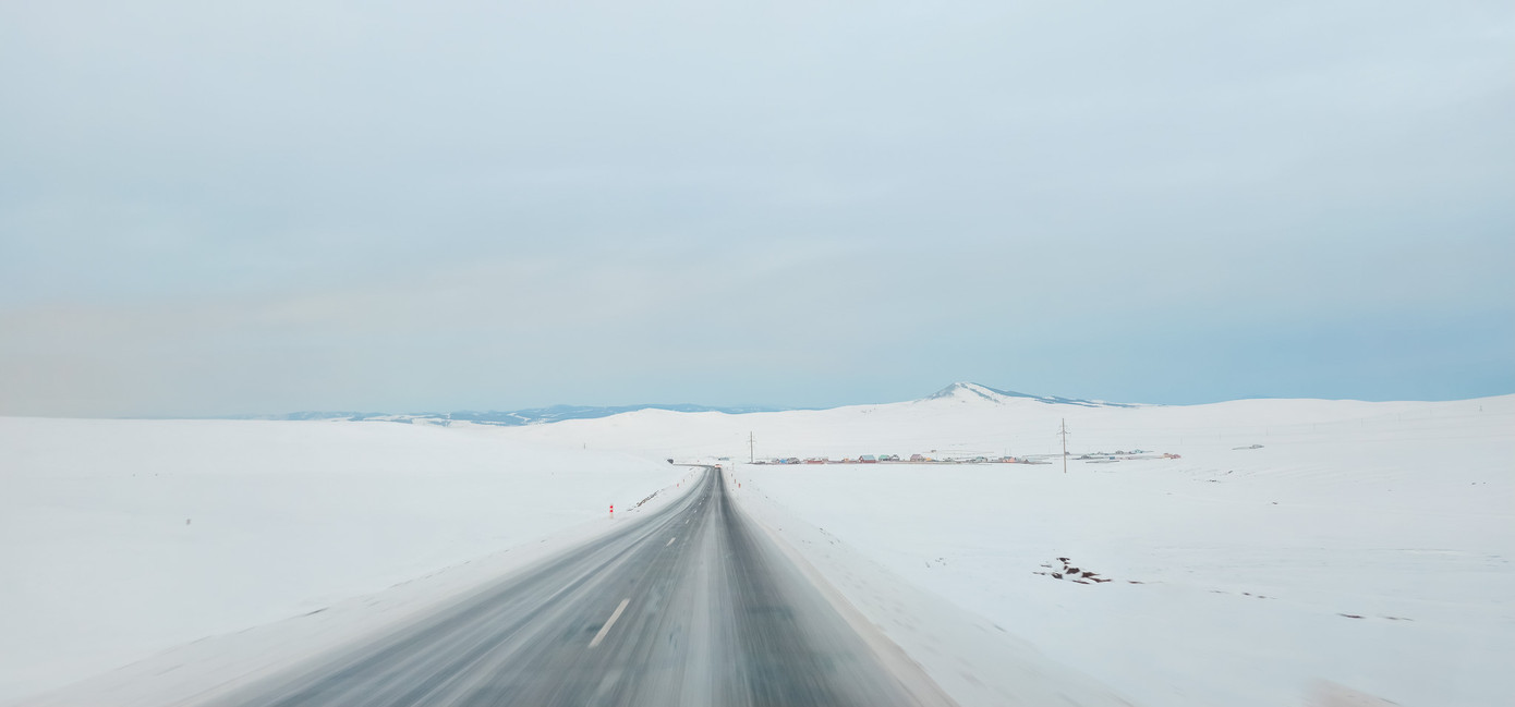 Dưới cái lạnh có thể giảm còn -40 độ C, anh Vinh vẫn quyết định tới Mông Cổ, di chuyển hết 5 ngày 4 đêm cho hành trình đường bộ hơn 1.000 km từ thủ đô Ulaanbaatar - bìa rừng Taiga để tận mắt chứng kiến loài tuần lộc được chăm sóc như thời nguyên thủy.