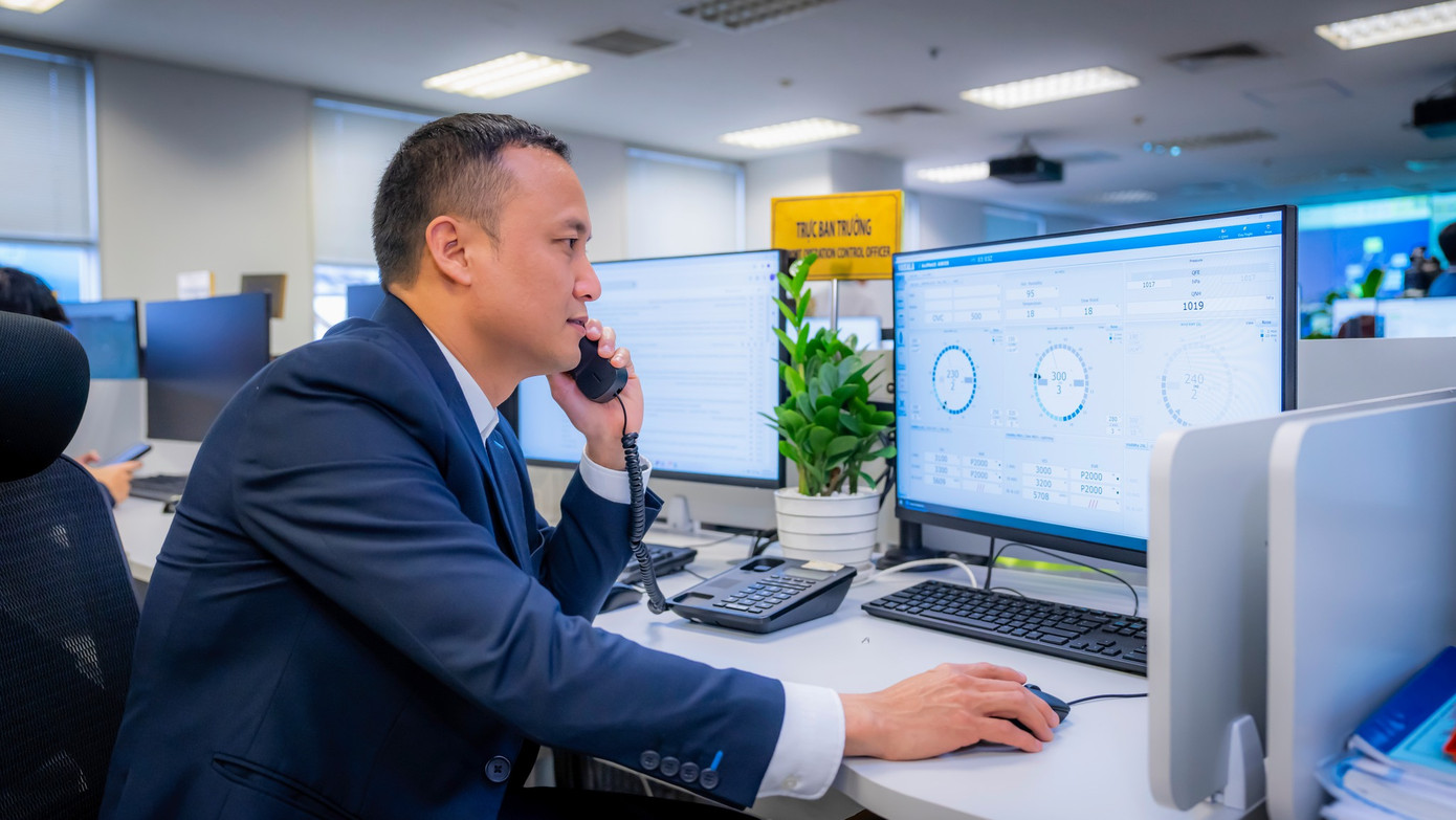 Anh Nguyễn Như Bảo - trực ban trưởng Trung tâm Điều hành sân bay Nội Bài - chia sẻ: "Trực 30 Tết cũng như mọi ngày thôi, mọi công tác phối hợp điều hành hoạt động bay luôn được siết chặt, nhịp nhàng". Ảnh: NIA.