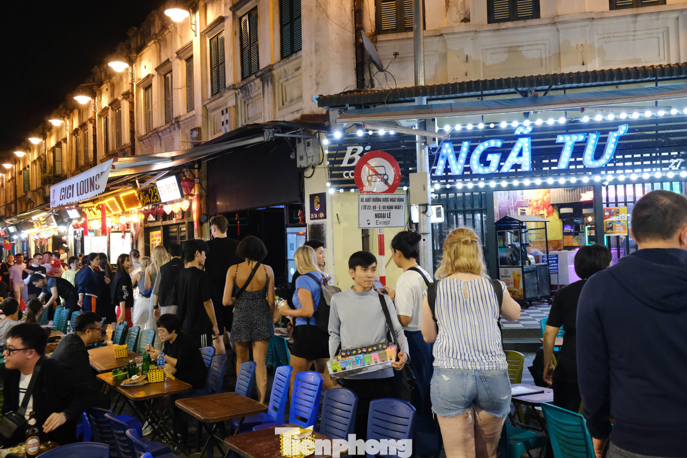 Tạ Hiện nằm trong khu vực phố cổ Hà Nội. Con phố có chiều dài khoảng 266 m, nối từ Lương Ngọc Quyến qua Hàng Bạc rồi bắt ngang phố Hàng Ngang, Hàng Đào.