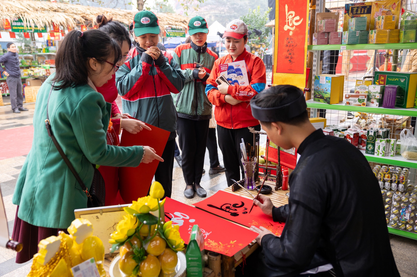 Vincom kiến tạo không gian văn hóa đa trải nghiệm cho khách hàng dịp Tết Nguyên đán Giáp Thìn. Vincom kiến tạo không gian văn hóa đa trải nghiệm cho khách hàng dịp Tết Nguyên đán Giáp Thìn.