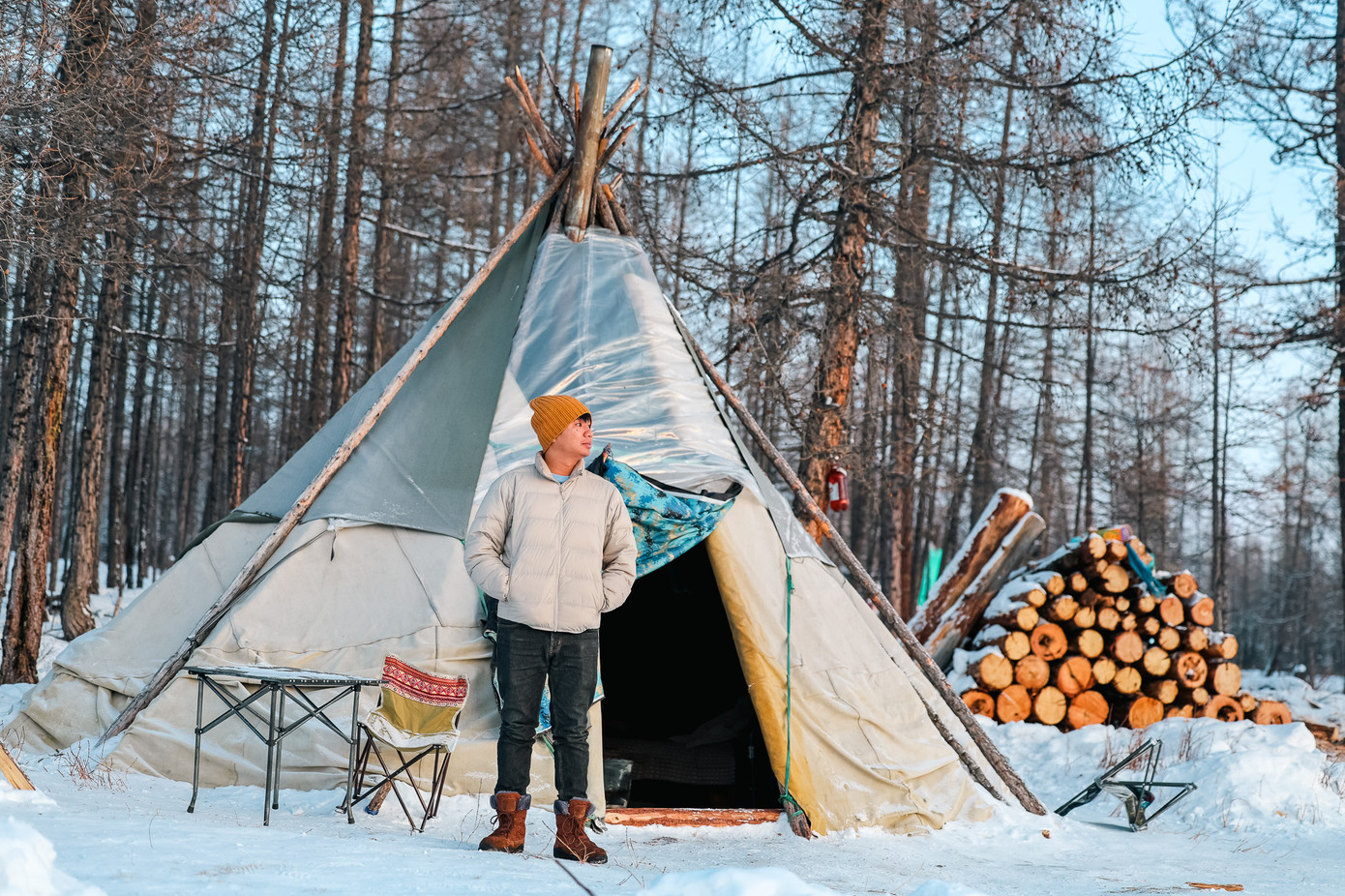 Mông Cổ còn giữ nhiều nét văn hóa của dân du mục xưa. Dù bây giờ họ có ở nhà kiên cố hơn, nhưng trong khuôn viên đất vẫn còn căn lều Yurt. Đây là loại lều có dáng lều hình tròn, trần thấp và có không gian sinh hoạt rộng hơn. Bên trong luôn có bếp củi để giữ ấm và là nơi để cả gia đình ngồi sum vầy cùng nhau vào những ngày đông lạnh giá ở vùng miền bắc Mông Cổ.
