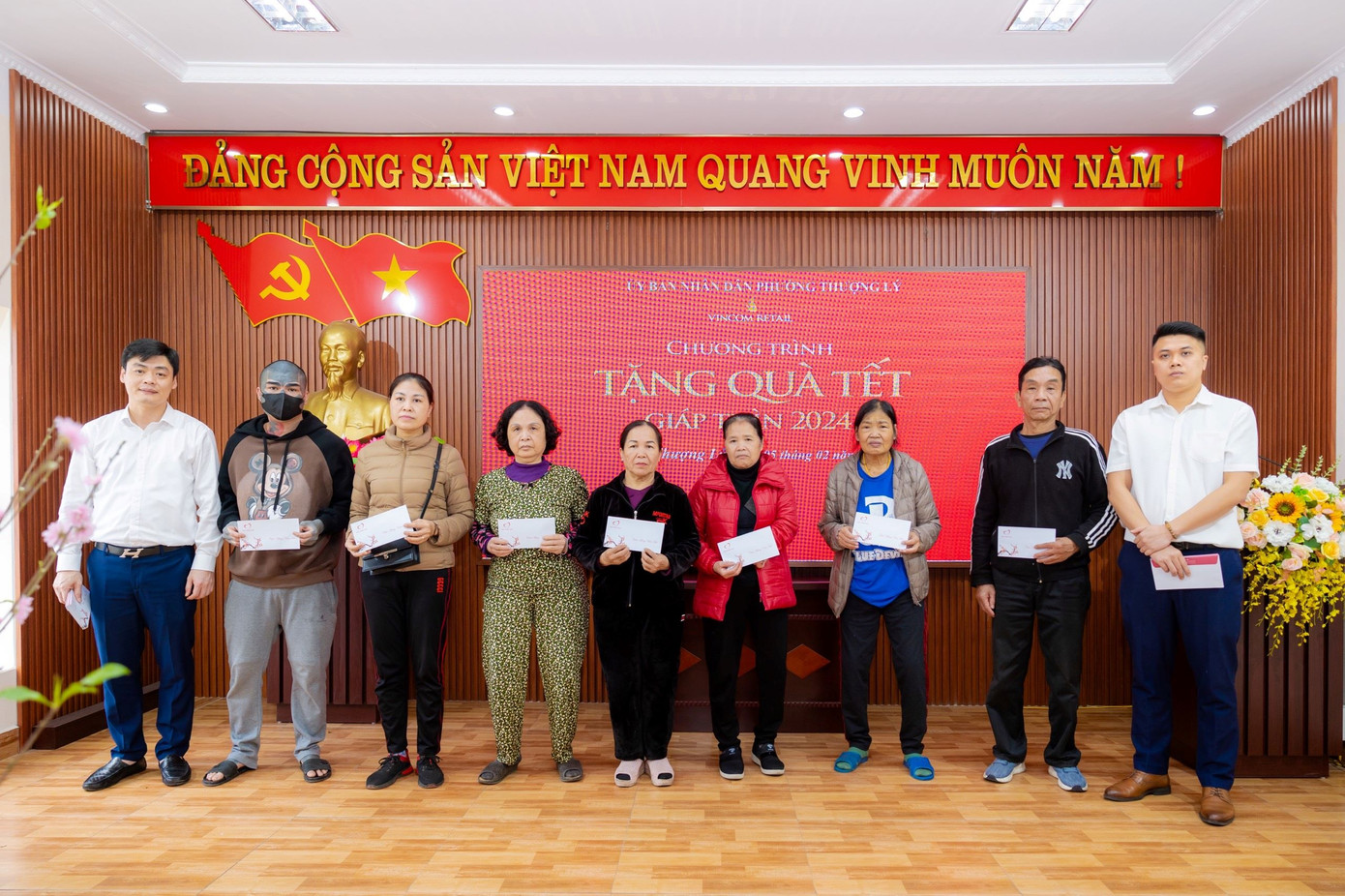 Đại diện BQL TTTM Vincom trao tặng quà Tết cho người dân có hoàn cảnh khó khăn tại TP. Hải Phòng. Đại diện BQL TTTM Vincom trao tặng quà Tết cho người dân có hoàn cảnh khó khăn tại TP. Hải Phòng.