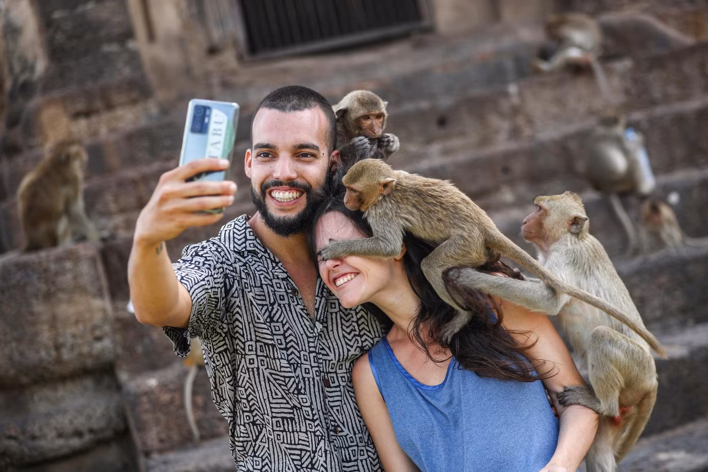 Khỉ và du khách tại thành phố Lopburi. Khỉ và du khách tại thành phố Lopburi.