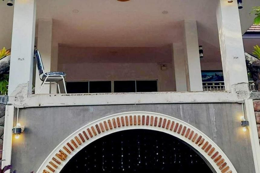 Ban công tầng 2 của khu nghỉ dưỡng được lắp đặt trái phép.