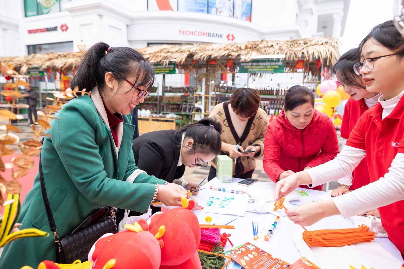 Khách hàng hào hứng tham gia chuỗi hoạt động trải nghiệm từ nguyên liệu thân thiện môi trường tại Vincom. Khách hàng hào hứng tham gia chuỗi hoạt động trải nghiệm từ nguyên liệu thân thiện môi trường tại Vincom.
