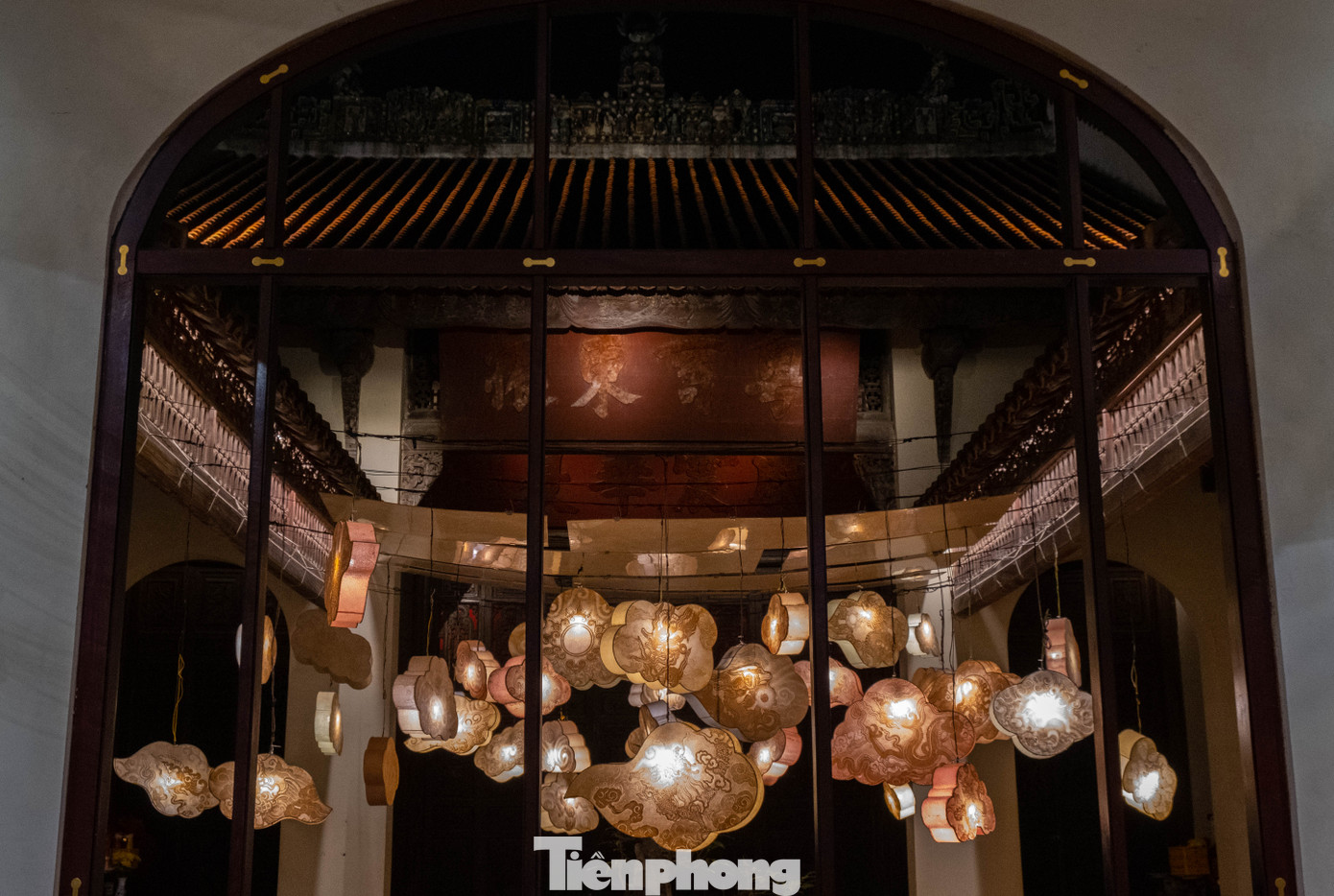 Cách Tạ Hiện khoảng 200 m, du khách có thể ghé thăm Trung tâm Văn hoá Nghệ thuật 22 Hàng Buồm. Đáng chú ý, điểm đến này đôi khi mở cửa đón khách tham quan đến tối.