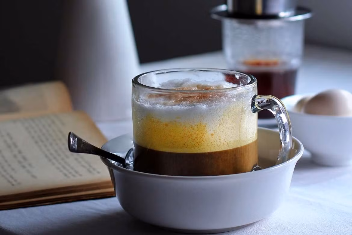 Tại Hà Nội, thức uống cà phê trứng khiến du khách mê mẩn. Danh tiếng của cà phê trứng tại Việt Nam lan toả đến mức một du khách người Mỹ sau khi thưởng thức đã trở về quê nhà và thành lập một nhà hàng chuyên phục vụ các món ăn và cafe Việt. Trong đó, công thức làm cà phê trứng được họ học hỏi kỹ càng để cung cấp cho khách hàng.