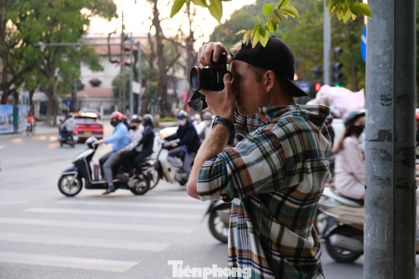 Tết cổ truyền cũng là nguồn cảm hứng sáng tạo đối với các nhiếp ảnh gia quốc tế. Anh Aidan - người Canada - cho biết: "Tôi rất thích thú khi bắt trọn khoảnh khắc người dân Hà Nội ra đường sắm Tết. Hình ảnh các cô gái mặc áo dài, những người chở cây quất, cây đào khiến tôi được chú ý rất nhiều khi đăng tải hình ảnh lên mạng xã hội".