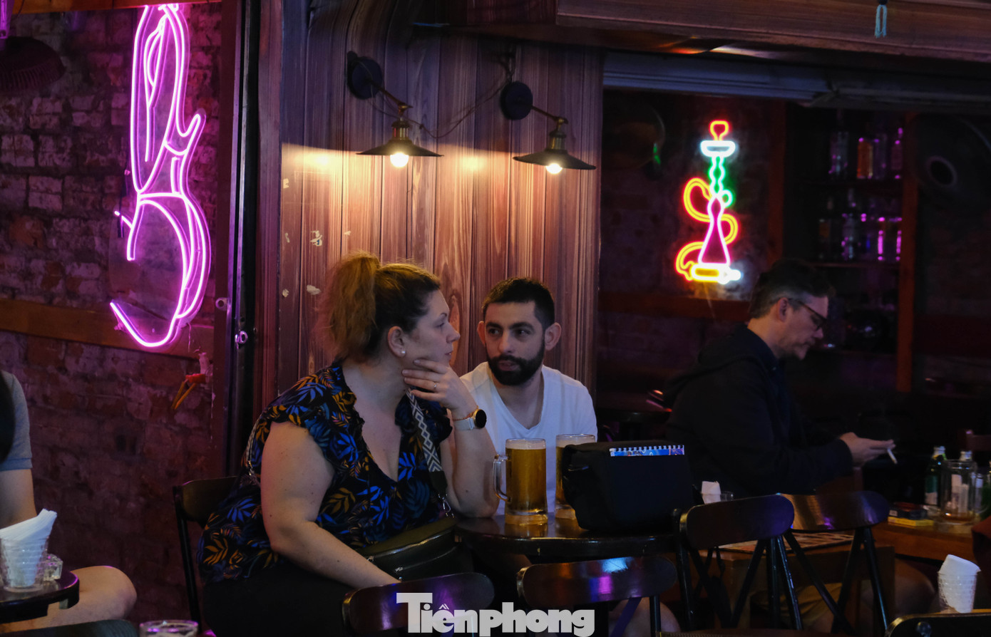 Bia thủ công là loại đồ uống được lữ khách ưa chuộng nhất. Anh Liam - du khách người Mỹ - cho biết rằng rất ấn tượng với vị bia kèm hương táo. Ngoài ra, chi phí cho mỗi cốc bia đều rất rẻ, chưa đến 4 USD. Anh cảm thấy có thể uống cả chục cốc.