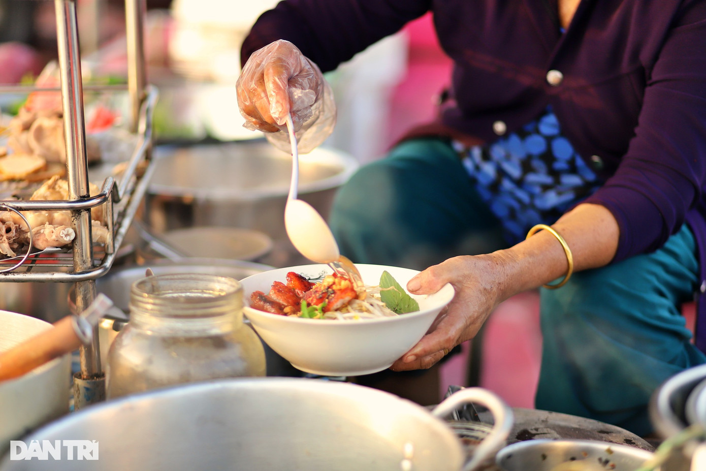 Ẩm thực chợ nổi Cái Răng dịp cuối năm đa dạng từ bún, miến, phở, hủ tiếu, bánh canh, cháo lòng với giá từ 25.000 - 40.000 đồng. Giá cà phê, dừa tươi, nước ép, nước giải khát đóng chai dao động từ 10.000 - 30.000 đồng. Với lượng khách du lịch tăng vọt như hiện tại, người dân bán bữa sáng trên chợ nổi có thể thu về từ 300.000 - 600.000 đồng/buổi.