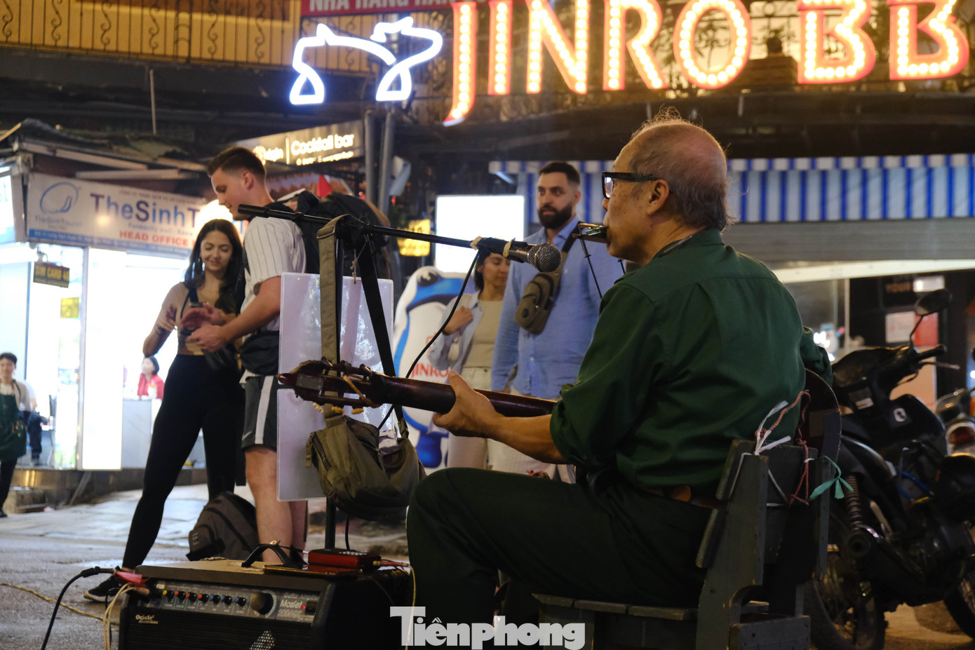Tiết mục đường phố tô điểm cho sự nhộn nhịp của 'phố bia'.