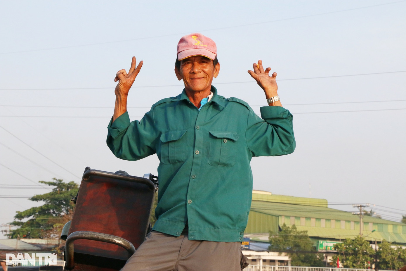 Nhờ lượng khách tăng vọt, người đàn ông này kiếm được từ 300.000 - 500.000 đồng/buổi nhờ dịch vụ chạy tàu đưa khách đi tham quan chợ nổi. Mặc dù có nhiều điểm thuận lợi, tuy nhiên để duy trì lượng khách Tây tham quan chợ nổi Cái Răng xuyên suốt các mùa trong năm, nhà nghiên cứu văn hóa, soạn giả Nhâm Hùng cho rằng địa phương cần mạnh dạn thử nghiệm các mô hình phát triển nền kinh tế đêm trên chợ nổi. Ngoài mua bán đêm, nhà quản lý nên tổ chức các đêm tiệc, đờn ca tài tử trên sông vào ban đêm nhằm tái tạo lại cảnh sắc chợ nổi xưa, nhấn mạnh thêm yếu tố đặc biệt so với các chợ nổi khác.