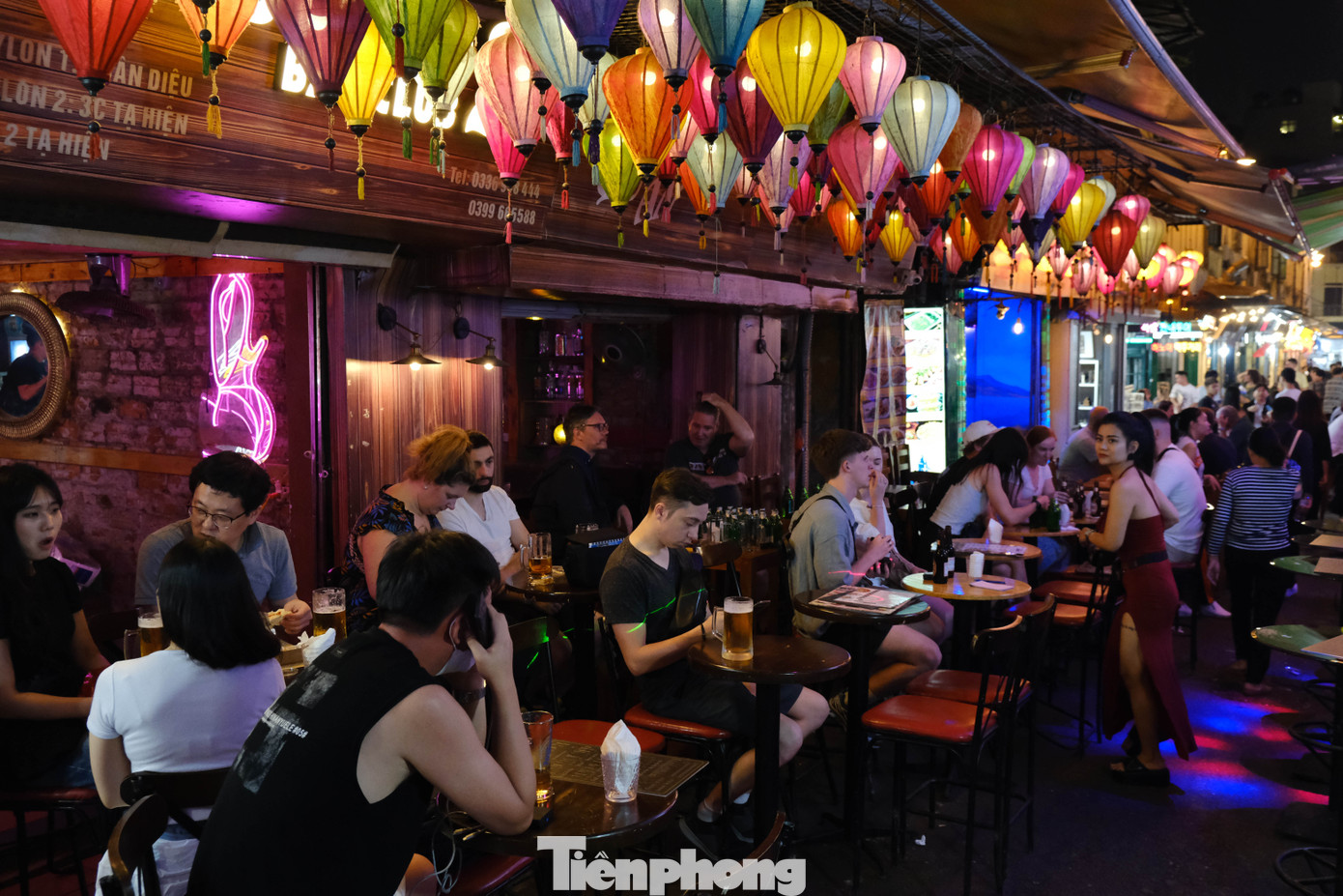 Vào thời điểm nghỉ lễ, một số quán rượu chủ yếu phục vụ du khách nước ngoài.