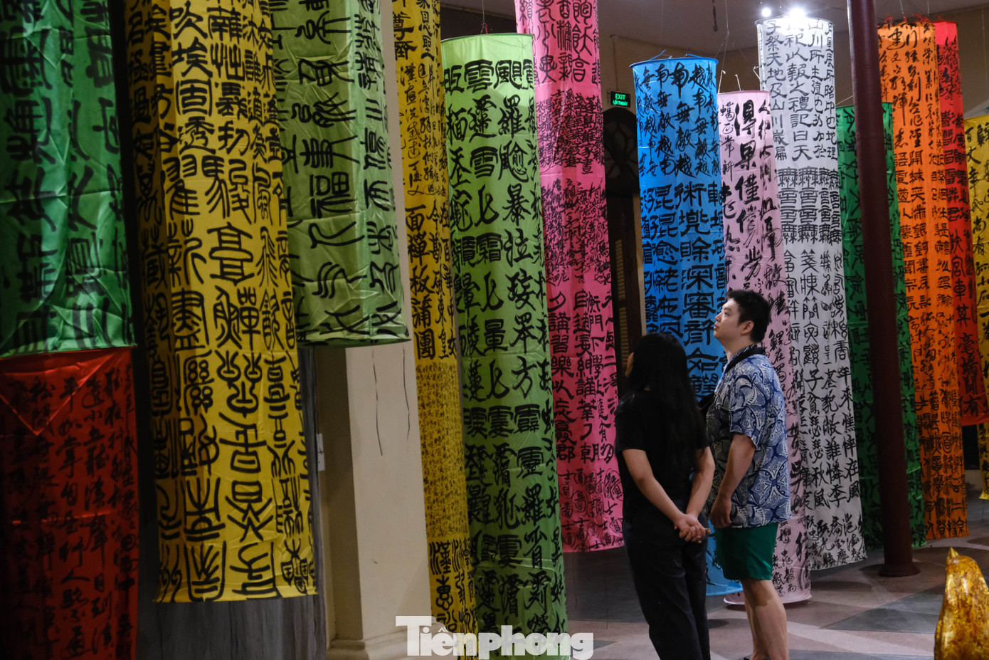 Dịp Tết Âm lịch năm nay, khách tham quan có thể tận mắt chứng kiến những kiệt tác thư pháp chữ Nôm, được chế tác bởi hoạ sĩ nổi tiếng Lê Quốc Việt. Những tác phẩm này từng được trưng bày tại triển lãm ở Mỹ.
