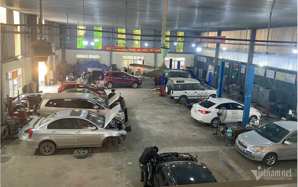 Hầu hết gara sửa chữa ô tô tại Hà Nội hiện nay chỉ giải quyết "hàng tồn" chứ không tiếp nhận thêm xe đến sửa chữa. (Ảnh: Hoàng Hiệp) Hầu hết gara sửa chữa ô tô tại Hà Nội hiện nay chỉ giải quyết "hàng tồn" chứ không tiếp nhận thêm xe đến sửa chữa. (Ảnh: Hoàng Hiệp)