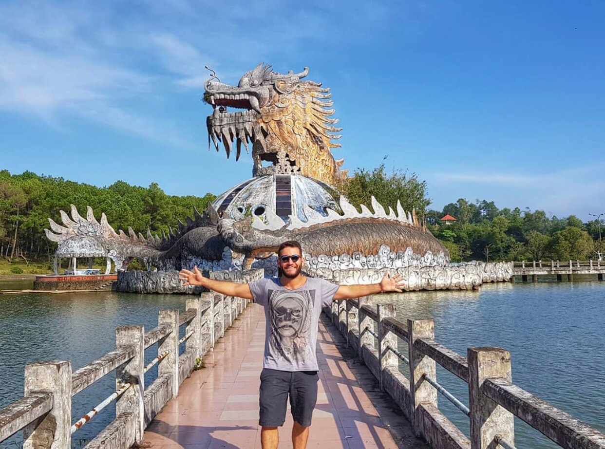 Du khách luôn yêu cầu được tham quan bức tượng rồng nổi tiếng ở Huế. Du khách luôn yêu cầu được tham quan bức tượng rồng nổi tiếng ở Huế.