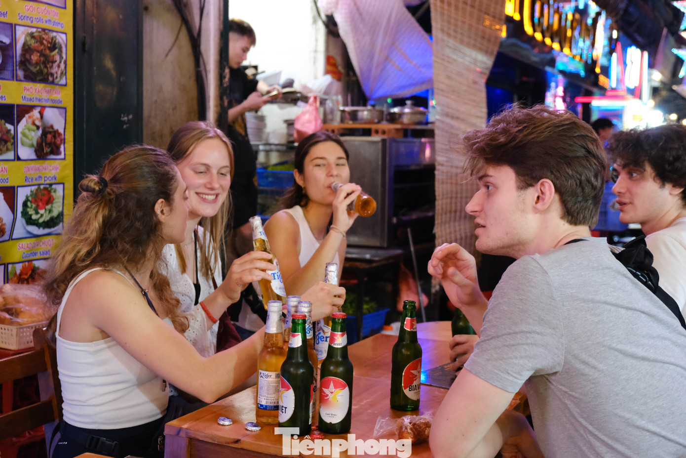 Khác với sự nên thơ, trữ tình vào buổi sáng, Tạ Hiện về đêm hiện ra với không khí dành cho những người theo "trường phái ngày chủ nhật". Khi đến đây, ai cũng có cảm giác muốn lắc lư, nhún nhảy theo điệu nhạc xập xình phát ra từ các quán rượu.