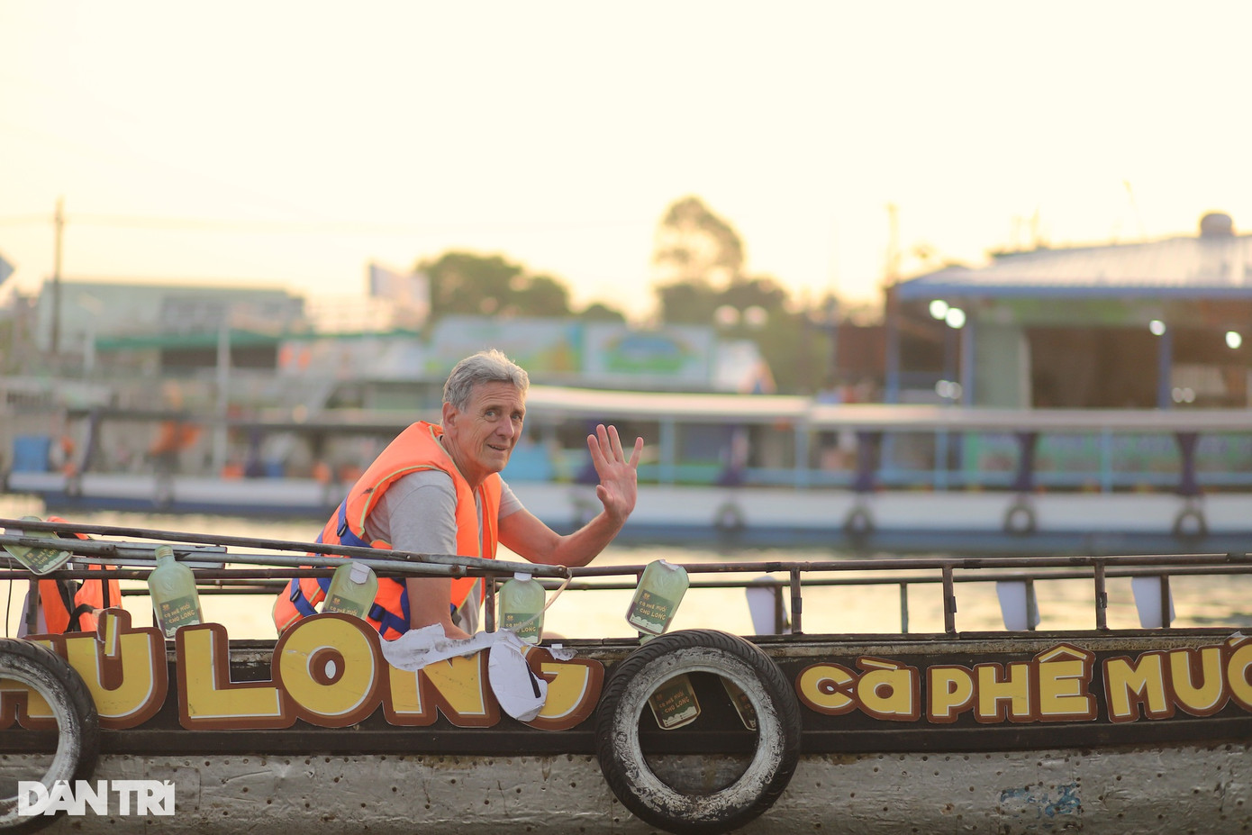 Những câu chào hỏi, cái vẫy tay thân tình giữa khách du lịch và người dân địa phương đều trở thành một nét đặc trưng tồn tại lâu đời trong văn hóa chợ nổi Cái Răng.