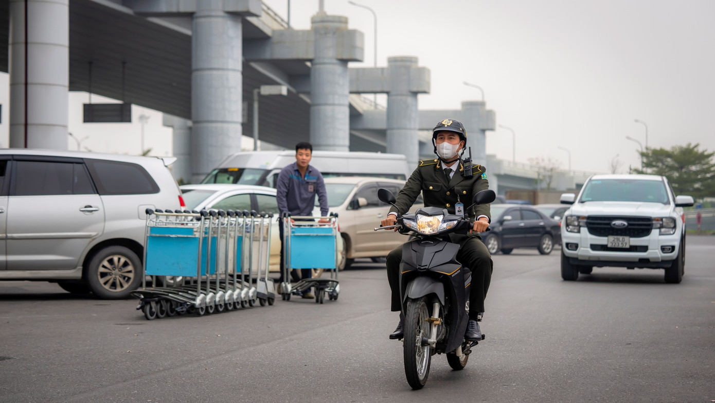 Nhân viên An ninh sân đỗ ô tô đều đặn đi kiểm tra. Ảnh: NIA.