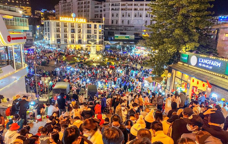 Du khách lo lắng về tình trạng quá tải khách du lịch.