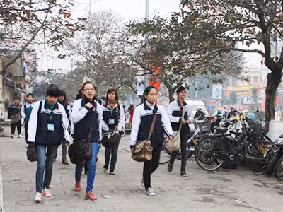 Ngày mai 2/2, HS các trường THPT công lập ở Hà Nội mới phải học đến 19h. Ảnh: Quang Phong (Dân Trí)