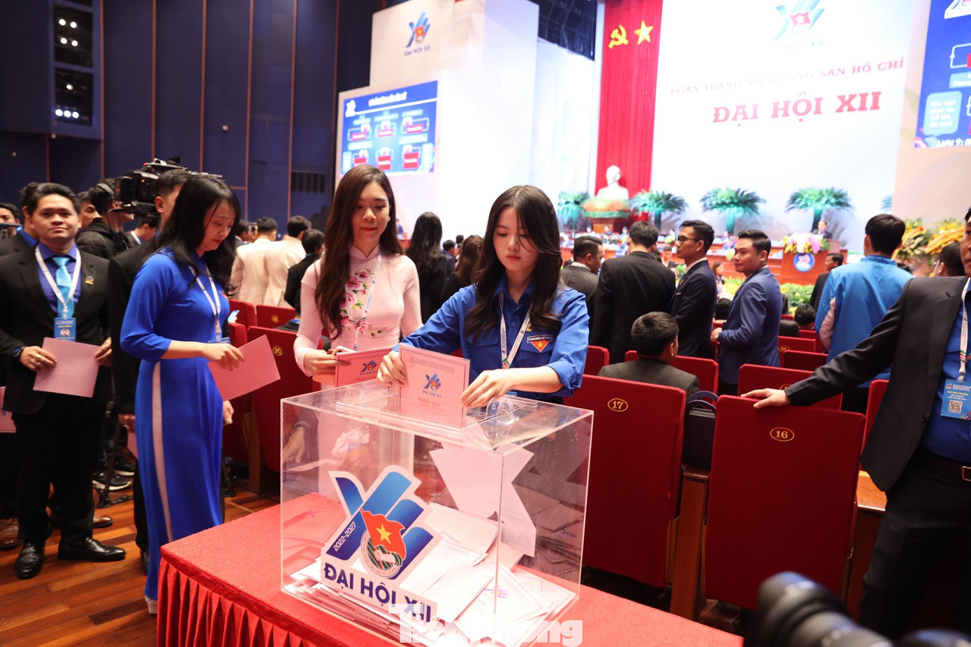 Đoàn Chủ tịch và các đại biểu bỏ phiếu bầu Ban Chấp hành T.Ư Đoàn khóa XII Đoàn Chủ tịch và các đại biểu bỏ phiếu bầu Ban Chấp hành T.Ư Đoàn khóa XII