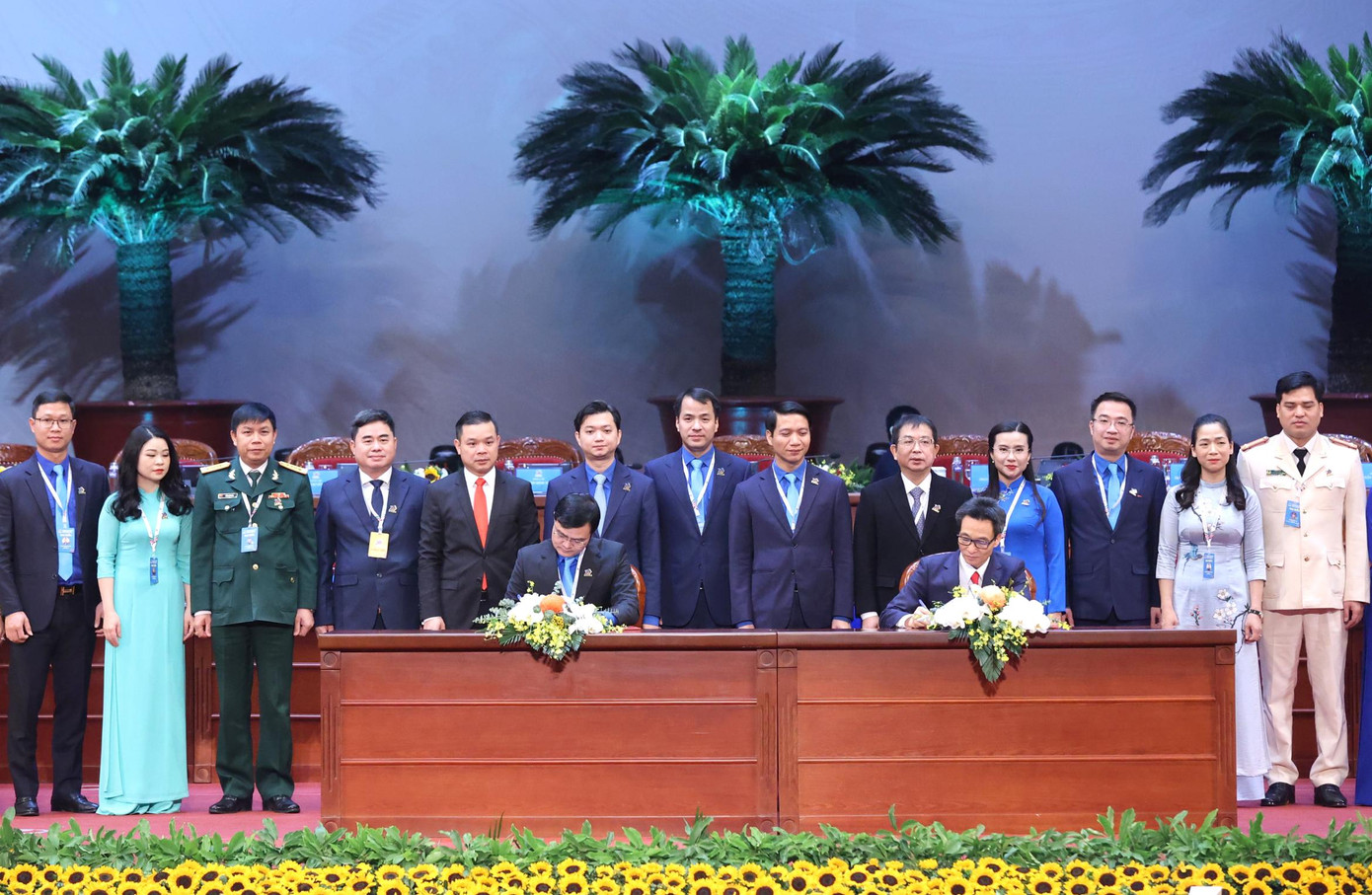 Phó Thủ tướng Vũ Đức Đam và Bí thư thứ nhất T.Ư Đoàn Bùi Quang Huy ký kết Nghị quyết Phó Thủ tướng Vũ Đức Đam và Bí thư thứ nhất T.Ư Đoàn Bùi Quang Huy ký kết Nghị quyết