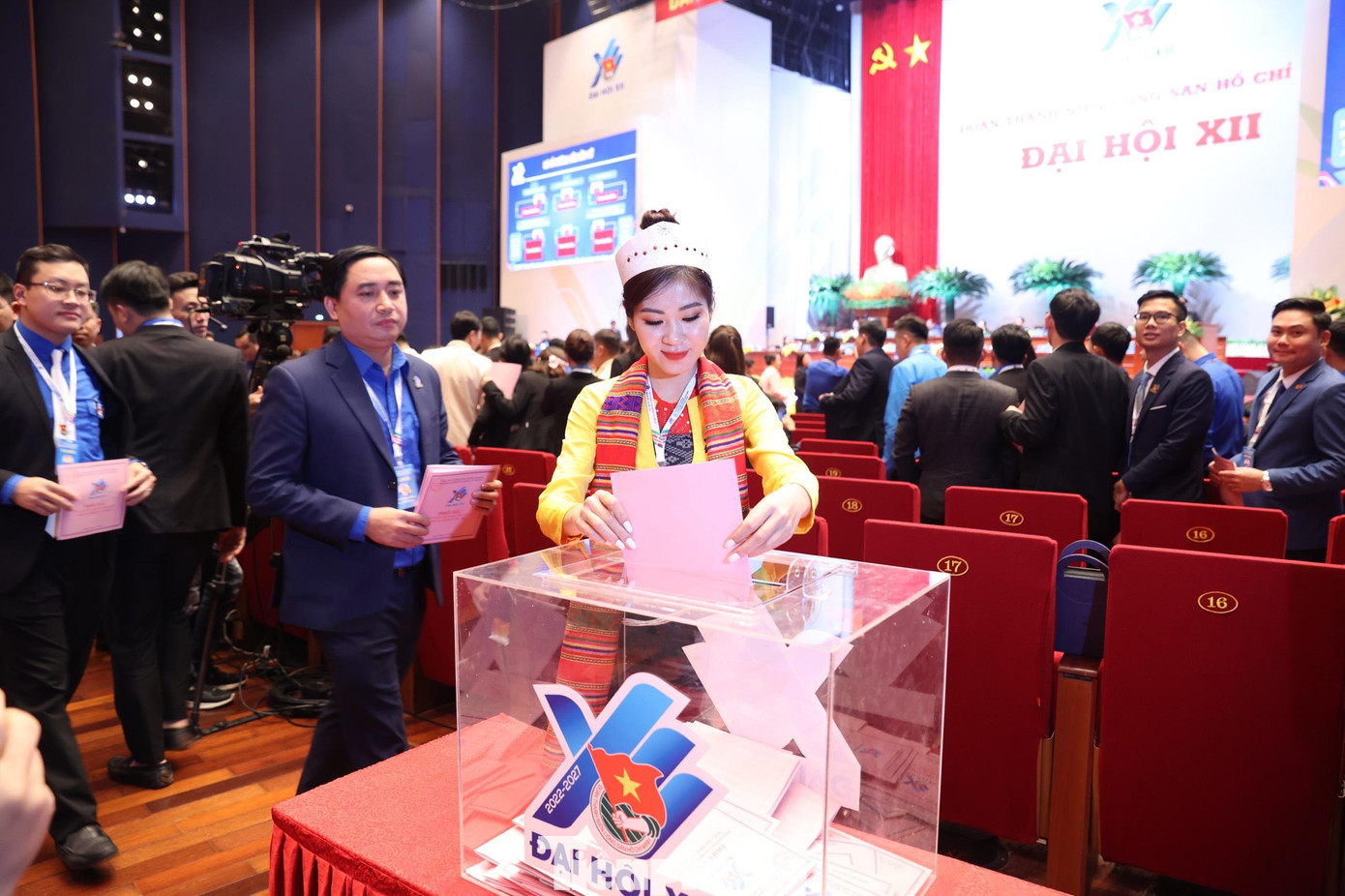 Đoàn Chủ tịch và các đại biểu bỏ phiếu bầu Ban Chấp hành T.Ư Đoàn khóa XII Đoàn Chủ tịch và các đại biểu bỏ phiếu bầu Ban Chấp hành T.Ư Đoàn khóa XII