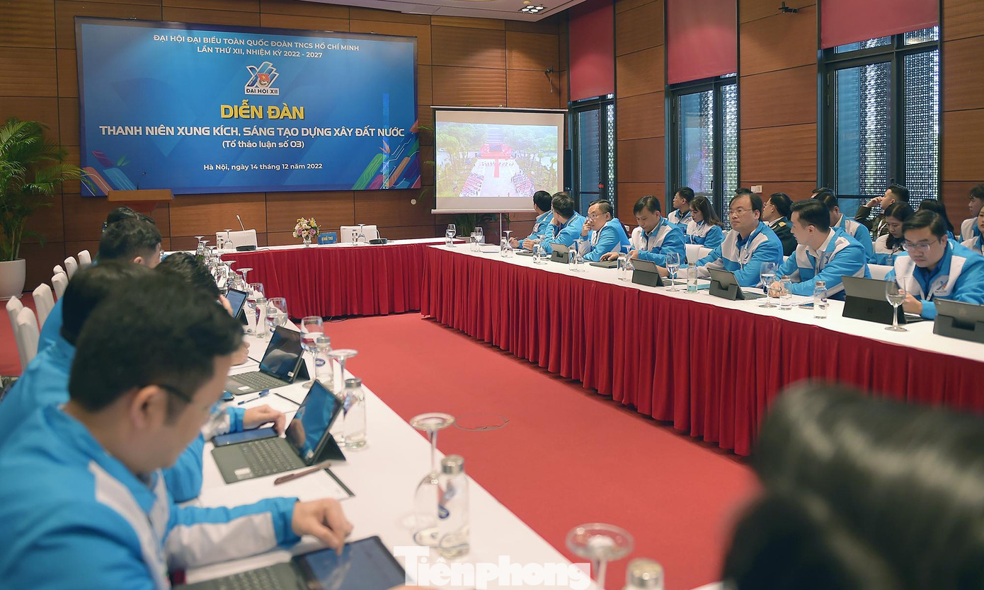 Các đại biểu theo dõi phóng sự tại diễn đàn. Ảnh: Xuân Tùng