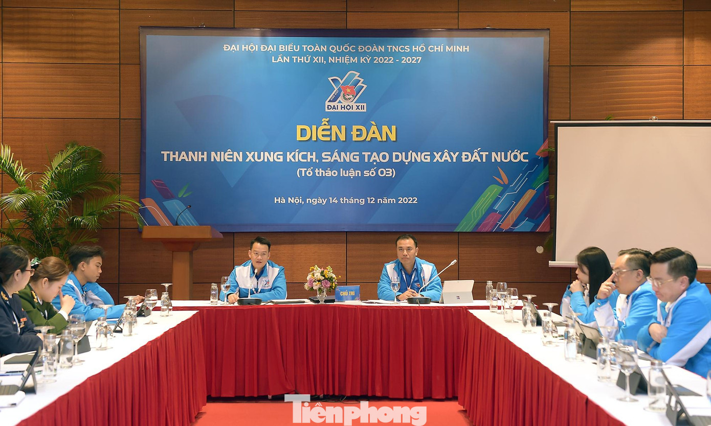 Anh Nguyễn Hải Minh và anh Nguyễn Mạnh Dũng chủ trì tổ thảo luận số 3 Diễn đàn "Thanh niên xung kích, sáng tạo xây dựng đất nước". Ảnh: Xuân Tùng