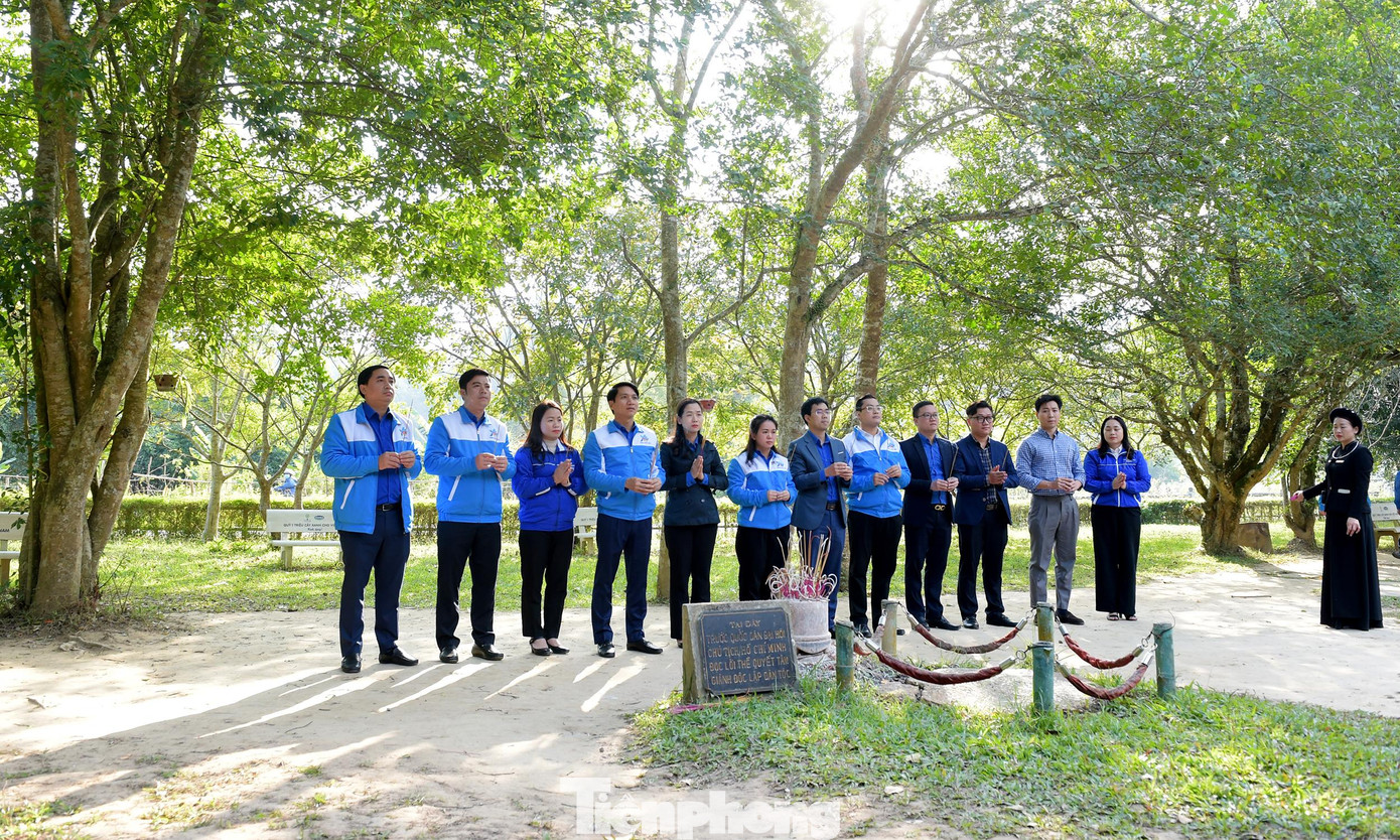 Đoàn dâng hương tại Đình Tân Trào. Ảnh: Xuân Tùng Đoàn dâng hương tại Đình Tân Trào. Ảnh: Xuân Tùng